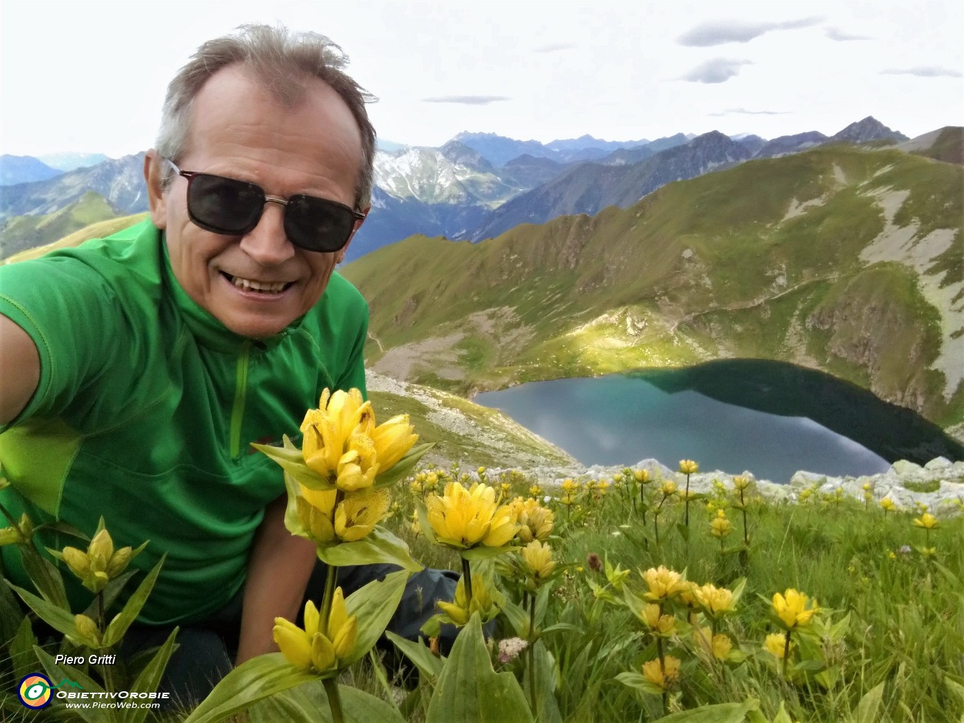 26 Distese di genziana maggiore (Gentiana lutea) sui fianchi del Corno Stella dal Lago Moro .jpg